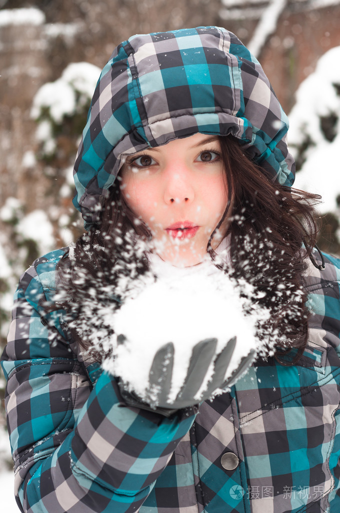 在雪中的美丽女孩