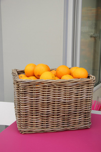 柳条篮与橘子
