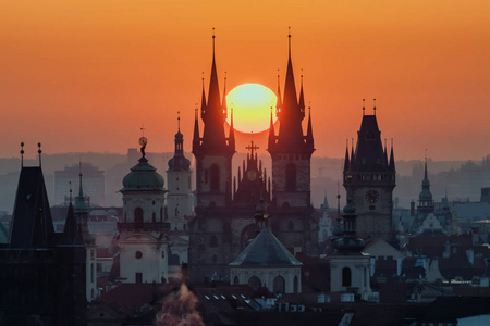 黄昏在历史城市。布拉格, 捷克共和国, 欧洲的橙色太阳塔的神奇图片。布拉格教堂塔的美丽的详细的日出看法