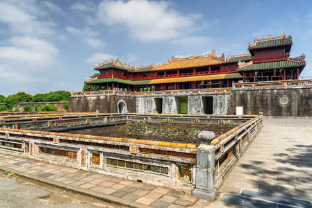 在越南色调的城堡内, 以紫色紫禁城为视角, 对帝国城的经络大门惊叹。色调是亚洲最受欢迎的旅游胜地。