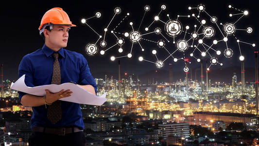 工程师在工厂和网络和物理系统图标上讨论一个具有大行业背景的新项目