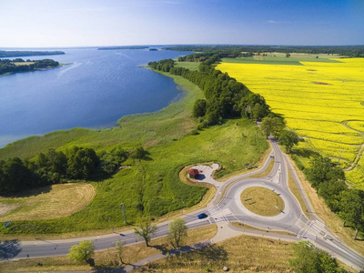 波兰 Mazury Wegorzewo 镇附近的回旋圈和自行车道的鸟瞰图。Mamry 湖在左边