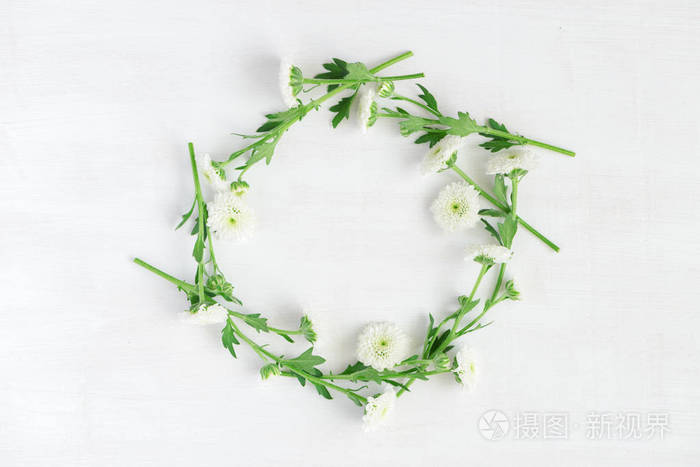 美丽的花环白色的花朵在白色的木质背景圆的菊花框架花卉图案的最高