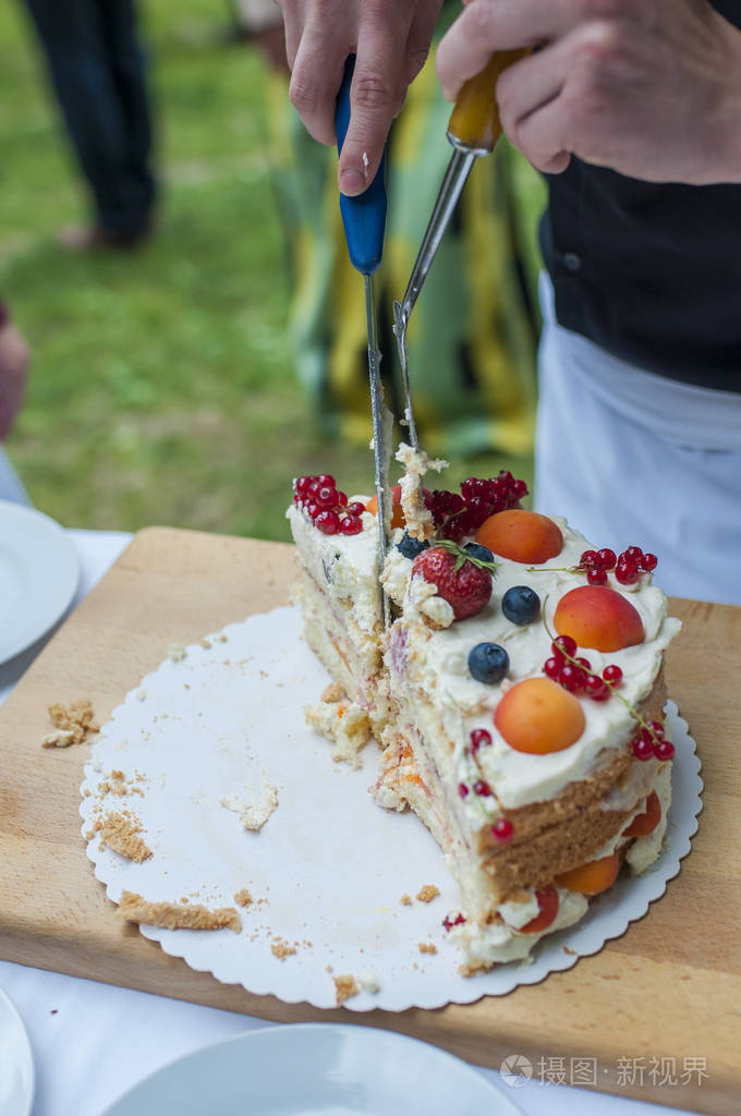 特写切割婚礼蛋糕切水果婚礼蛋糕