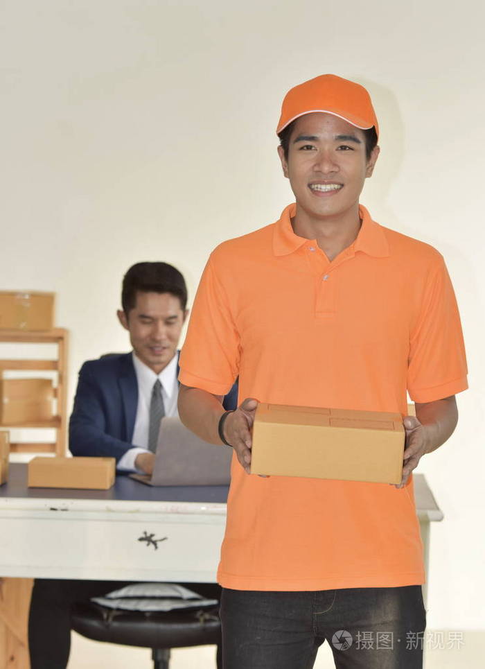 年轻创业企业家小企业老板在家工作, 包装和送货情况.年轻企业家