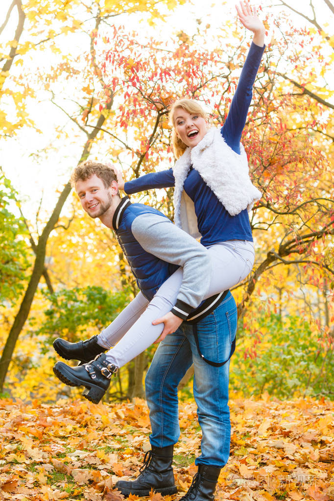 男人给女人在公园里骑脖