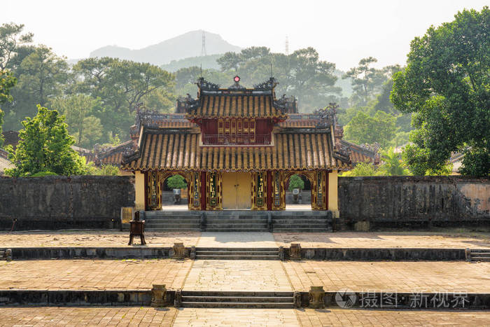 美丽的红色镀金贤德门在胡志明市的一个在顺化的坟墓, 越南。色调是亚洲最受欢迎的旅游胜地。