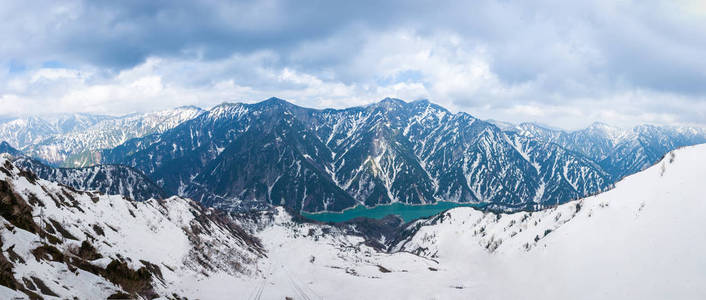 美丽的全景景观雪墙从 Murodo 站在日本富山, Murodo 站是著名的旅游旅游日本阿尔卑斯路线