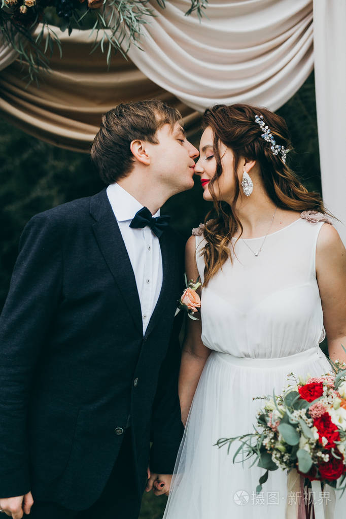 新婚夫妇在婚礼上接吻的快乐情侣