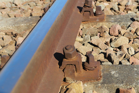 铁路床的碎片。在螺栓的帮助下, 将导轨固定在轨枕上。用于火车的碎石。运输通信技术。发展货物和乘客的交付。生产线