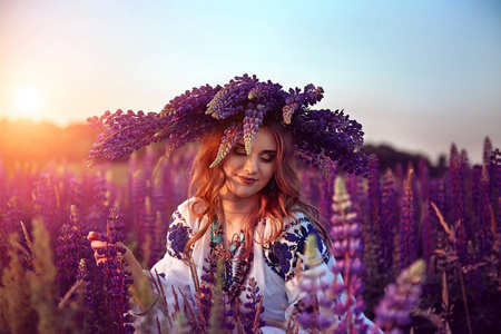 美丽的女孩在田野上, 紫色的花朵