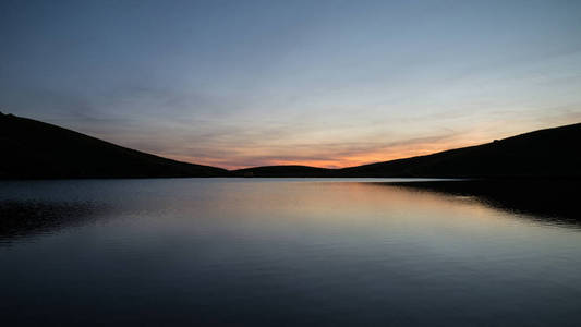 美丽的夏日日出 Llyn 水煤浆 Lwch 在布雷肯灯塔国家公园的色彩景观