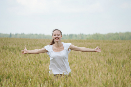 在一片草地快乐的女人