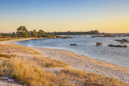 Gradin 海滩在 Arousa 海岛在日落