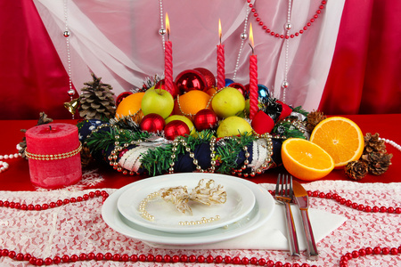 品尝圣诞餐桌上白色和红色织物背景