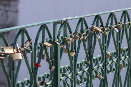 关闭了情侣在桥上留下的几个爱情锁的视图