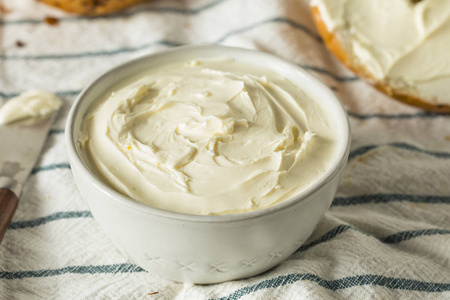 自制低脂奶油干酪在碗里蔓延图片