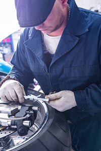 男子修理摩托车轮胎用修理套件, 轮胎插头修理套件为无内胎轮胎