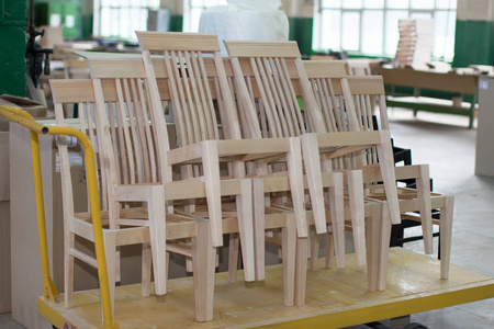 家具厂.从天然木材制造椅子.制作椅子照片