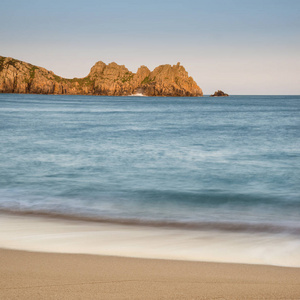 英国康沃尔海岸 Porthcurno 海滩的美丽日落景观形象