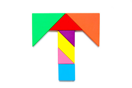 白色背景下英语字母 t 形的颜色七巧板谜题照片