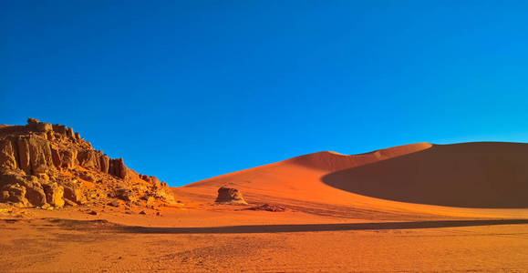 阿尔及利亚 Tassili najjer 国家公园梅尔祖加沙丘的日出景观
