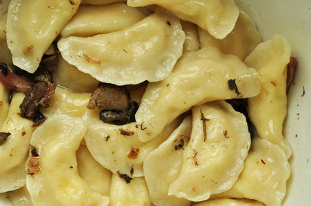 传统乌克兰饺子格里夫斯在一个碗中,关闭照片