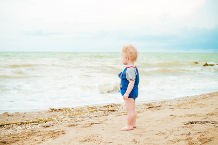 小男孩在海上玩耍。快乐男孩享受夏日沙滩上的生活