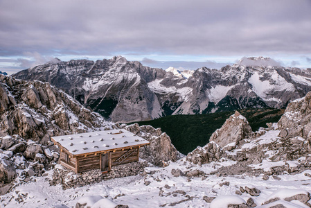 位于奥地利阿尔卑斯山的一座山小屋, 冬季在雪地里。HafelekarspitzeSeegrube 在 Karwendel 山