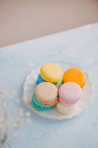 美味的法式彩色粉彩蛋糕在盘子上, 顶部视图