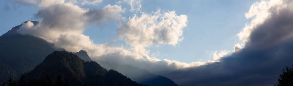 在一个充满活力的日落, 在加拿大山区景观的醒目多云的天空全景。怀着希望, 加拿大公元前