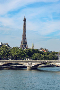 巴黎埃菲尔铁塔与塞纳河大桥全景图