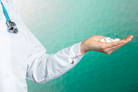 医生手捧一堆药丸照片