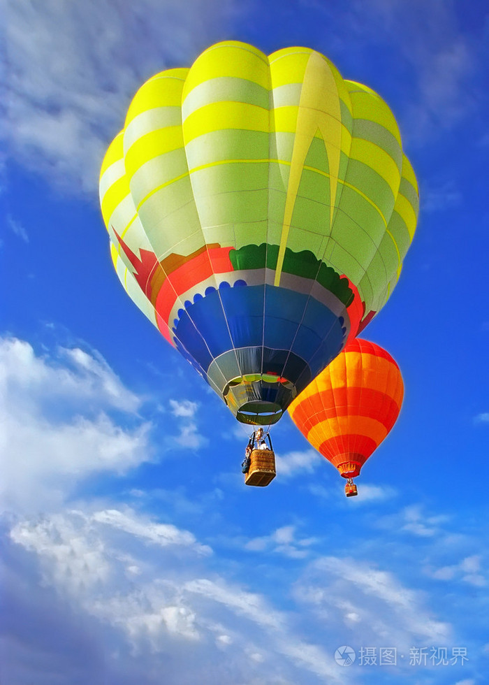 在蓝蓝的天空的气球