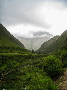 山之间的山谷景色