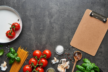 美食背景为美味的意大利菜与西红柿.