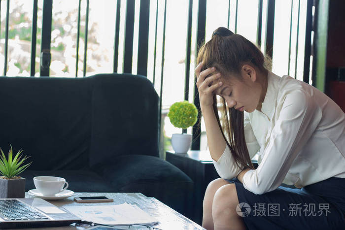 女商人不舒服 头疼 工作压力很重 大声喧哗的办公室给偏头痛 减轻压力 慢性疼痛照片 正版商用图片05edcj 摄图新视界