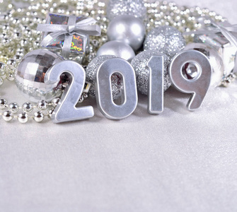 银色圣诞装饰品背景下的2019年白银数字