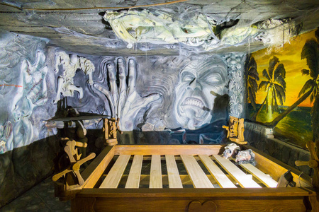 墙壁的房间与不寻常的可怕的雕塑和木制机制