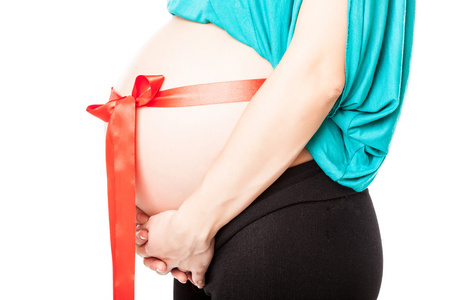 孕妇的肚子上一个红色蝴蝶结