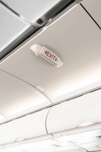 飞机上有紧急出口标志。机舱内空的飞机座椅。现代交通理念。飞机长途国际航班