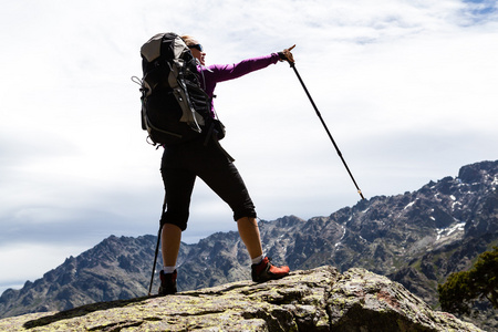 女人用山中背包徒步旅行