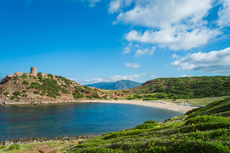 撒丁岛海岸和海滩的 Porticciolo阿尔盖罗在一个多云的早晨夏天