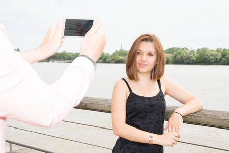 两个游客在城市街道的河上拍照在城市的约会