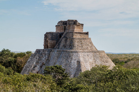 魔术师的金字塔 Piramide del adivino 在古玛雅城市乌斯马尔, 墨西哥