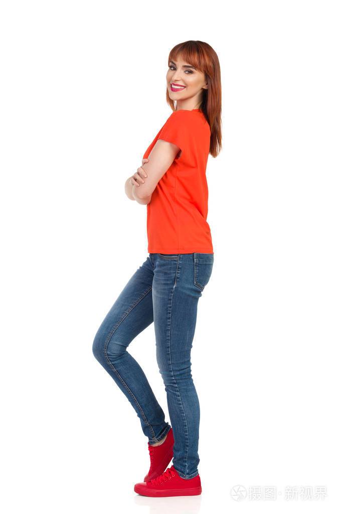 侧面视图.全长工作室拍摄白色隔离