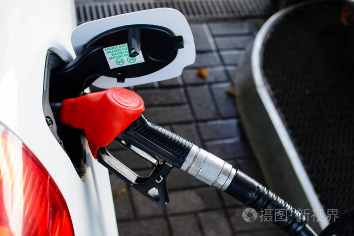 加油站的汽车加油汽油危机的概念f