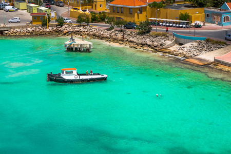 抵达博内尔, 捕获从船舶在博内尔的首都, Kralendijk 在这个美丽的加勒比岛屿荷兰, 其 paradisiac 海滩和水