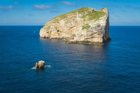 夏日阳光明媚的撒丁岛海岸与 Foradada 岛的景观