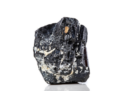 宏观矿物石 sherle, schorl, 黑色电气石在白色背景特写